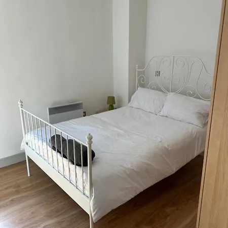 2 Bedroom Flat Very Close To Airport And Wythenshawe Hospital Ground Floor With Parking