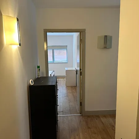 2 Bedroom Flat Very Close To Airport And Wythenshawe Hospital Ground Floor With Parking 맨체스터