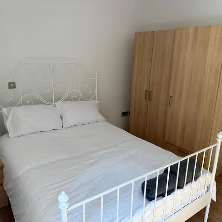 2 Bedroom Flat Very Close To Airport And Wythenshawe Hospital Ground Floor With Parking 아파트