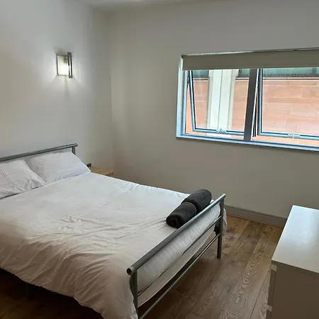 2 Bedroom Flat Very Close To Airport And Wythenshawe Hospital Ground Floor With Parking 아파트 *