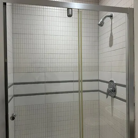 2 Bedroom Flat Very Close To Airport And Wythenshawe Hospital Ground Floor With Parking 맨체스터
