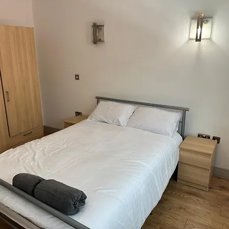 2 Bedroom Flat Very Close To Airport And Wythenshawe Hospital Ground Floor With Parking 아파트 *