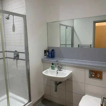 2 Bedroom Flat Very Close To Airport And Wythenshawe Hospital Ground Floor With Parking