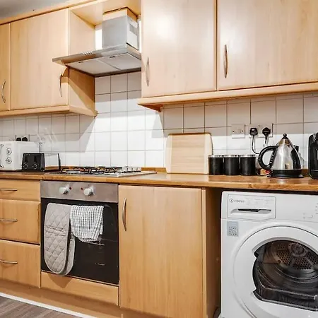 3-story With Driveway - Heaton Park - Sleeps 9 Apartment