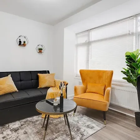 Apartment 3-story With Driveway - Heaton Park - Sleeps 9 Manchester