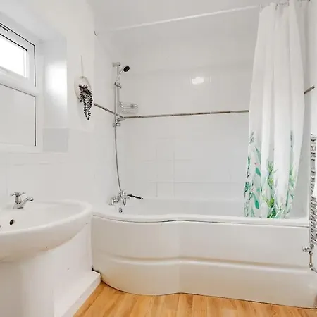 3-story With Driveway - Heaton Park - Sleeps 9 * Manchester