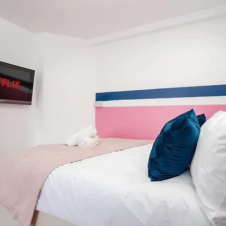 3 Story Spacious House Close To Etihad & Coop Live, Free Parking, Sleeps 9 * Manchester