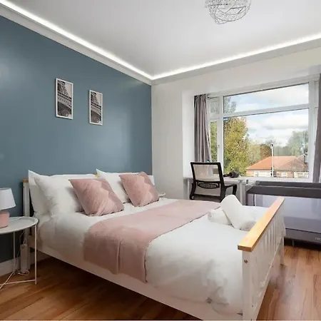 Apartment 3-story With Driveway - Heaton Park - Sleeps 9