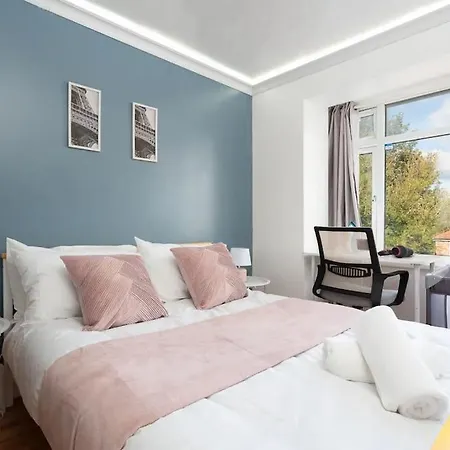 3-story With Driveway - Heaton Park - Sleeps 9 Apartment Manchester