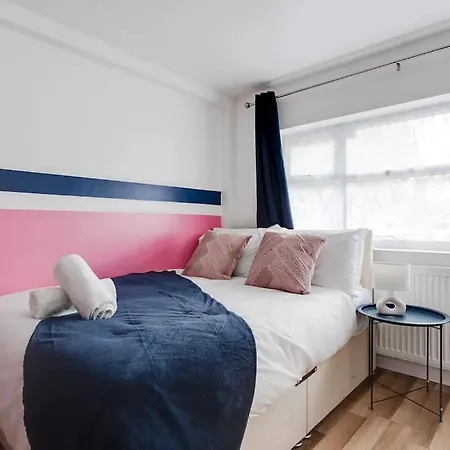 3-story With Driveway - Heaton Park - Sleeps 9 Apartment