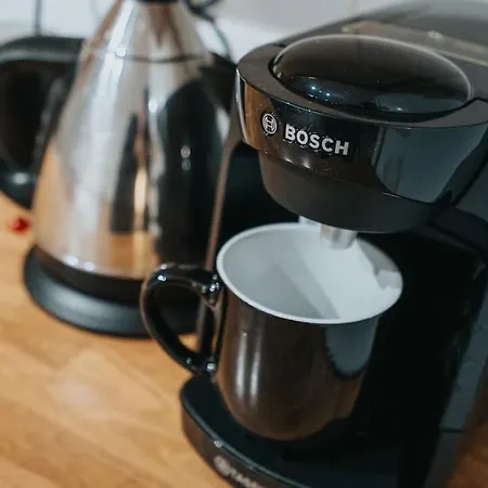 3 Story Spacious House Close To Etihad & Coop Live, Free Parking, Sleeps 9 Daire *