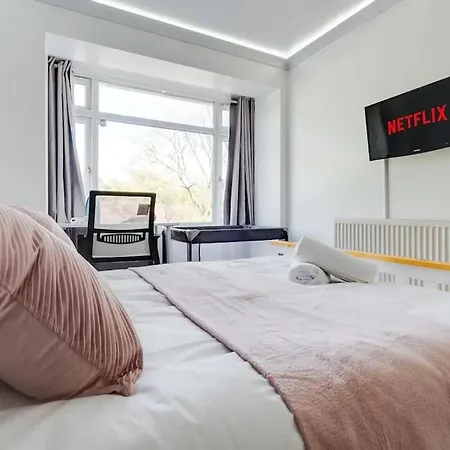 Apartment 3 Story Spacious House Close To Etihad & Coop Live, Free Parking, Sleeps 9 Manchester