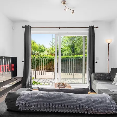 Modern Spacious 2bedroom Great! Location By Etihad Mancity Stadium& Coop Live Arena 아파트 *