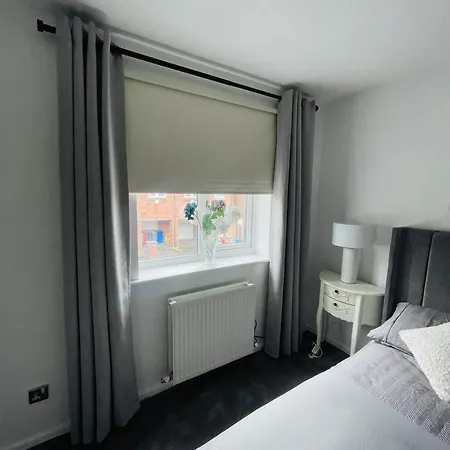 Entire Two Bed House With Gated Off Street Parking Апартаменты