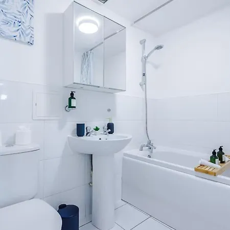 The Salford Luxe By Parydise - 2-bed City-view Gem - Business-ready, Leisure-friendly *