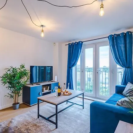 The Salford Luxe By Parydise - 2-bed City-view Gem - Business-ready, Leisure-friendly *