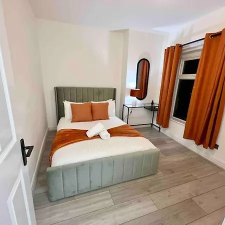 Modern 4 Bedroom House - 8 Beds - Contractors - Free Parking - Large Family