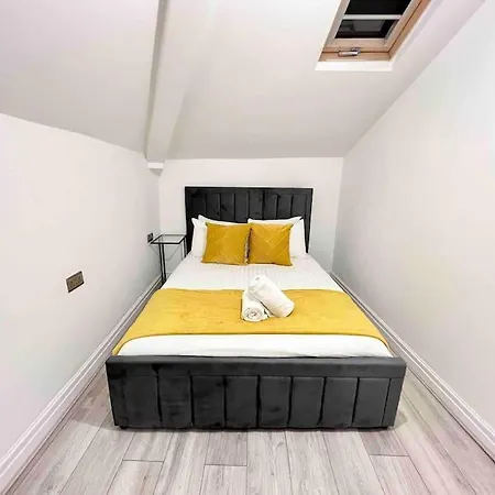 Feriehus Modern 4 Bedroom House - 8 Beds - Contractors - Free Parking - Large Family Manchester