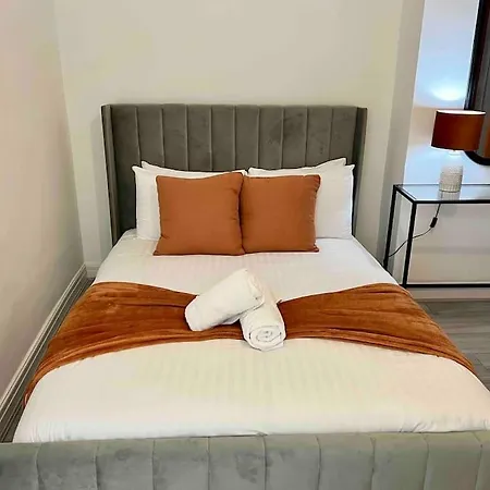 Modern 4 Bedroom House - 8 Beds - Contractors - Free Parking - Large Family *