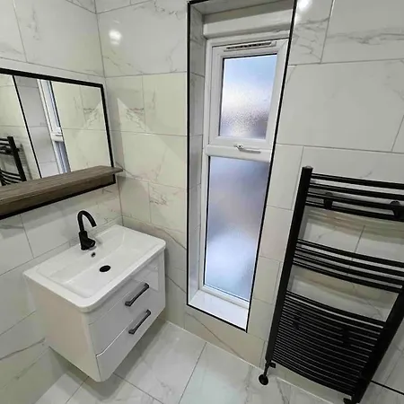 Modern 4 Bedroom House - 8 Beds - Contractors - Free Parking - Large Family Holiday home