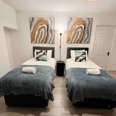 Modern 4 Bedroom House - 8 Beds - Contractors - Free Parking - Large Family Holiday home *