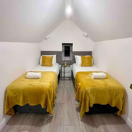 Modern 4 Bedroom House - 8 Beds - Contractors - Free Parking - Large Family Feriehus Manchester