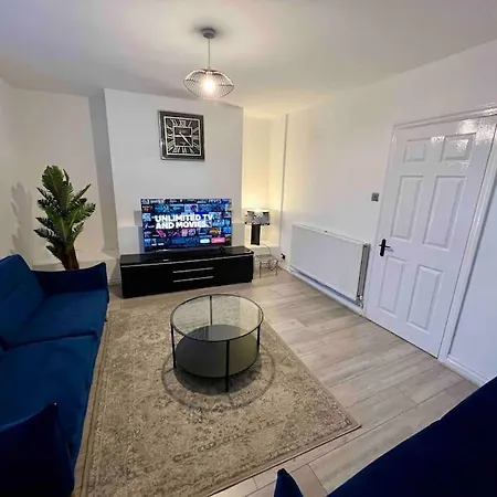 Holiday home Modern 4 Bedroom House - 8 Beds - Contractors - Free Parking - Large Family Manchester