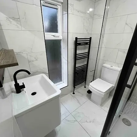 Modern 4 Bedroom House - 8 Beds - Contractors - Free Parking - Large Family * Manchester