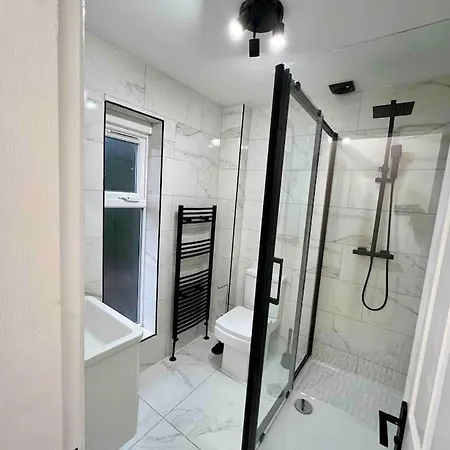 Holiday home Modern 4 Bedroom House - 8 Beds - Contractors - Free Parking - Large Family
