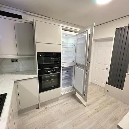 Modern 4 Bedroom House - 8 Beds - Contractors - Free Parking - Large Family Nyaraló Manchester