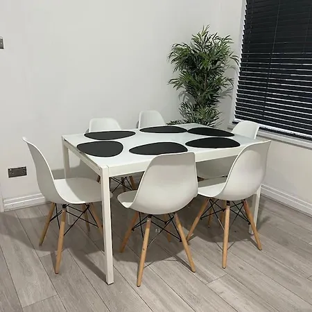 Modern 4 Bedroom House - 8 Beds - Contractors - Free Parking - Large Family *