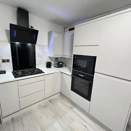Nyaraló Modern 4 Bedroom House - 8 Beds - Contractors - Free Parking - Large Family Manchester