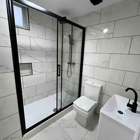 Modern 4 Bedroom House - 8 Beds - Contractors - Free Parking - Large Family