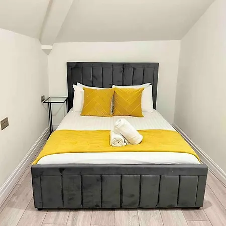 Holiday home Modern 4 Bedroom House - 8 Beds - Contractors - Free Parking - Large Family