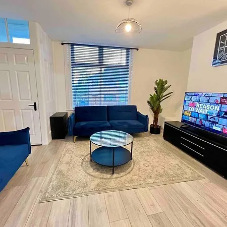 Modern 4 Bedroom House - 8 Beds - Contractors - Free Parking - Large Family Holiday home *