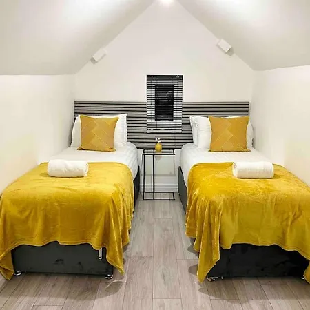 Modern 4 Bedroom House - 8 Beds - Contractors - Free Parking - Large Family Nyaraló Manchester