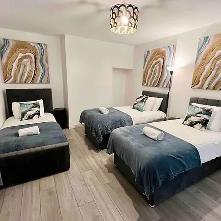 Holiday home Modern 4 Bedroom House - 8 Beds - Contractors - Free Parking - Large Family Manchester