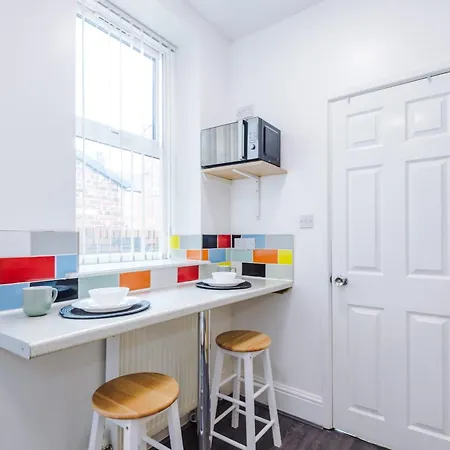 Property With Parking - Close To City Centre By Hass Haus Apartmán