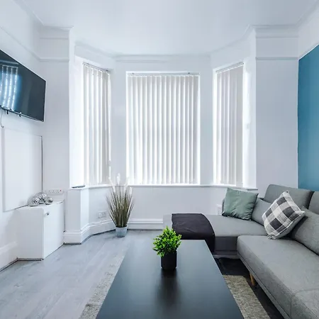 Property With Parking - Close To City Centre By Hass Haus شقة *