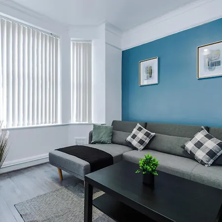 Property With Parking - Close To City Centre By Hass Haus Apartmán