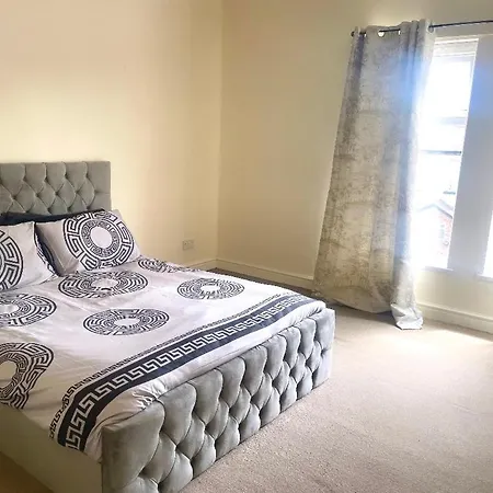Stylish Large 3 Bedroom In מנצ'סטר