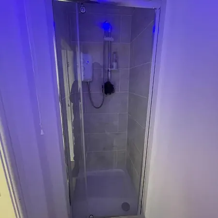 Stylish Large 3 Bedroom In דירה *