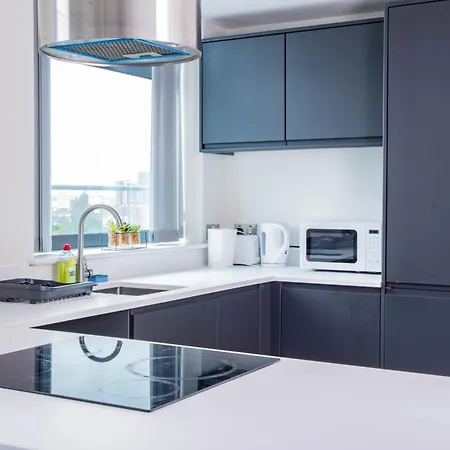 Old Trafford 3br Penthouse! Free Street Parking & Long Accepted! * Manchester