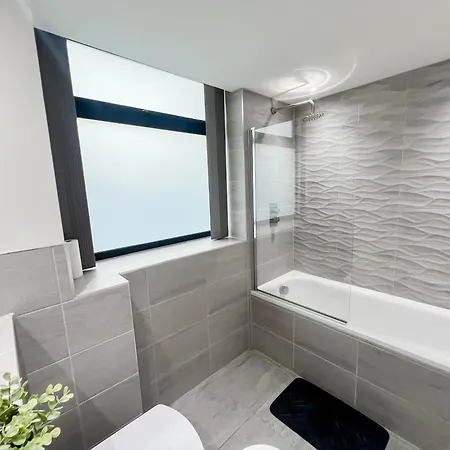 Old Trafford 3br Penthouse! Free Street Parking & Long Accepted! Apartmán