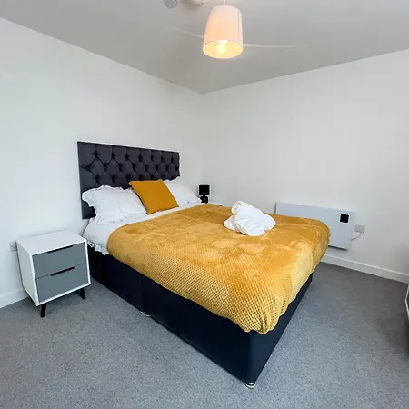 Old Trafford 3br Penthouse! Free Street Parking & Long Accepted! * Manchester