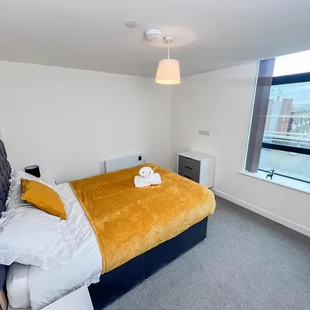 Old Trafford 3br Penthouse! Free Street Parking & Long Accepted! Apartmán