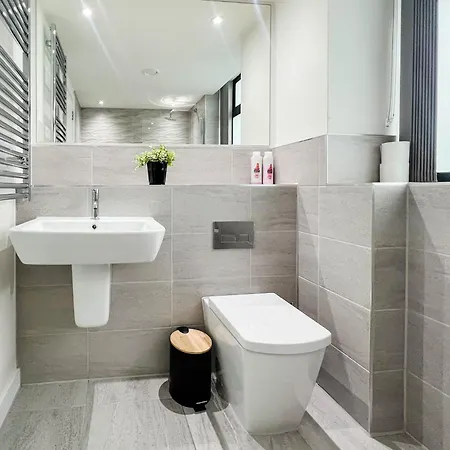 Old Trafford 3br Penthouse! Free Street Parking & Long Accepted! * Manchester