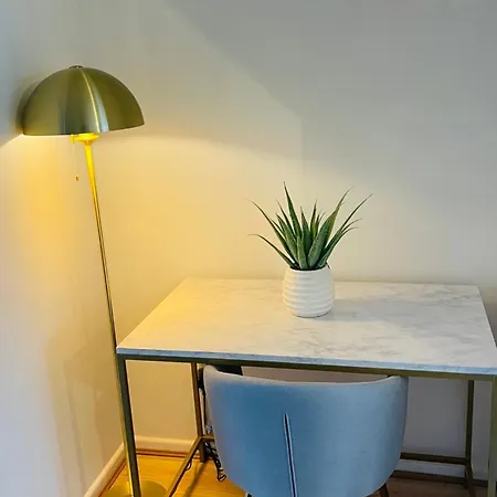Entire Two Bed House With Gated Off Street Parking 맨체스터
