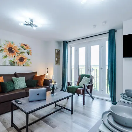 New! Stylish 2-bed In By 53 Degrees Property, Great Location - Sleeps 6! Apartment *