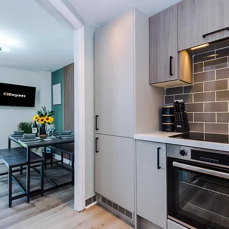 New! Stylish 2-bed In By 53 Degrees Property, Great Location - Sleeps 6! Manchester